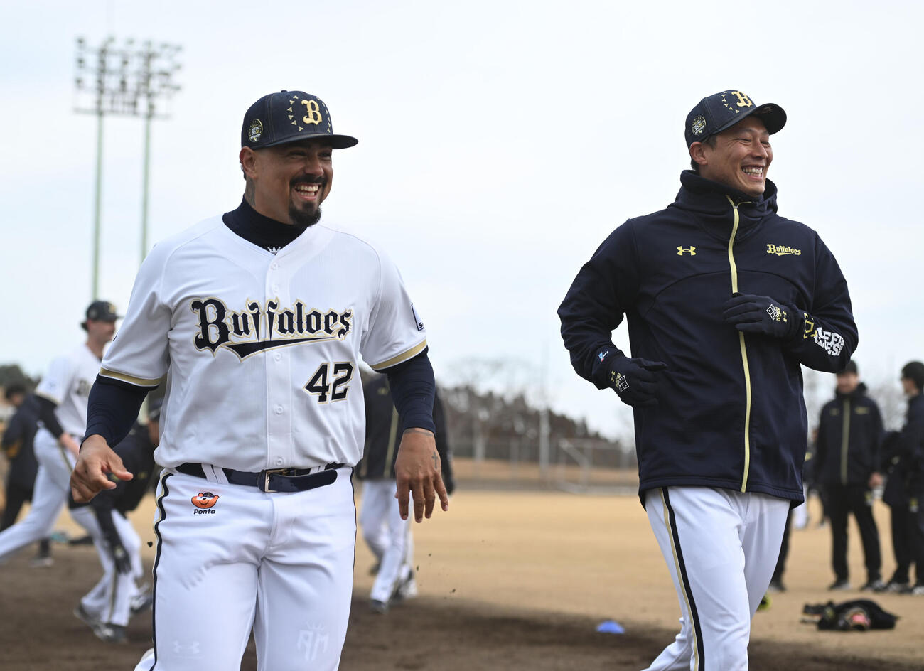 ウオームアップで笑顔をみせるオリックス・マチャド、右は岩崎（撮影・和賀正仁）