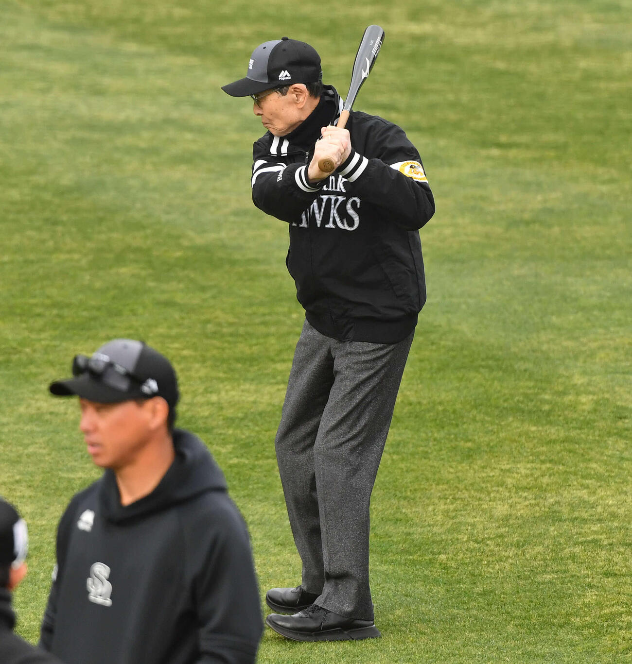 素振りをするソフトバンク王球団会長（撮影・岩下翔太）
