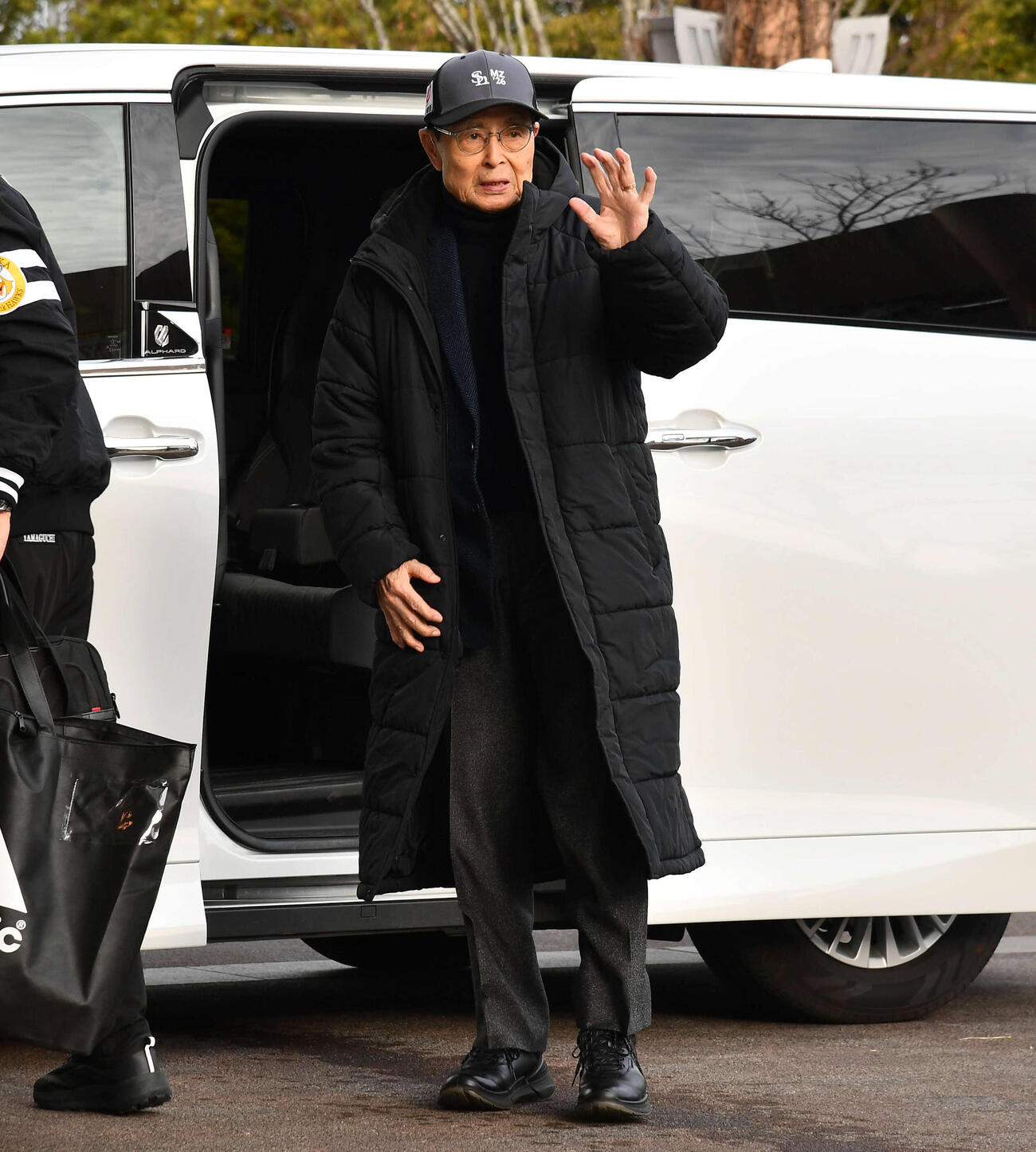 宮崎のキャンプ地に到着したソフトバンク王球団会長（撮影・岩下翔太）