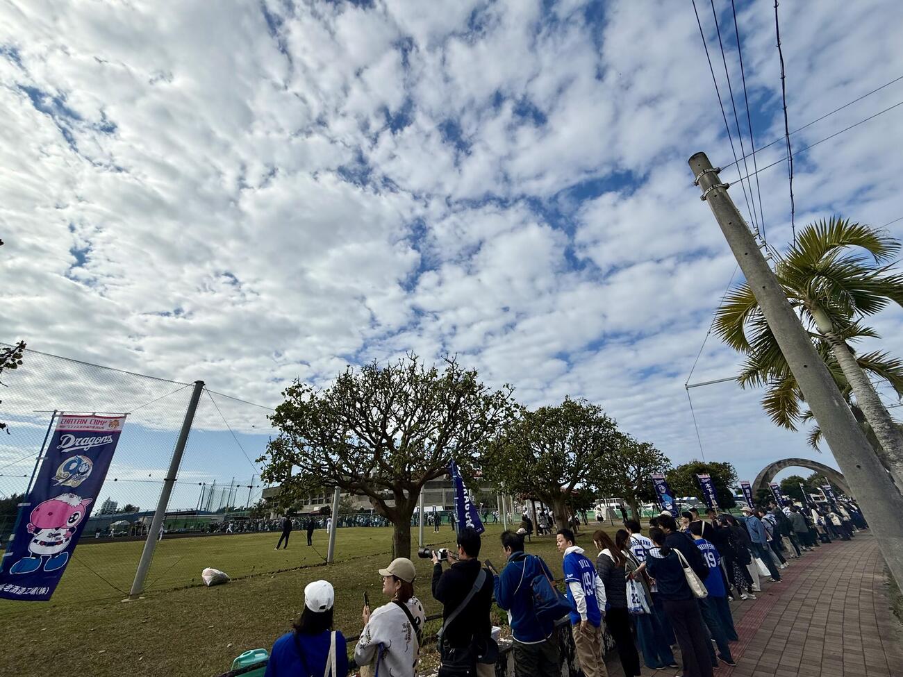 中日北谷キャンプ地のグッズ販売が午前10時に始まり、約300人が待機列を作り歩道にまで列が続く（撮影・中島麗）