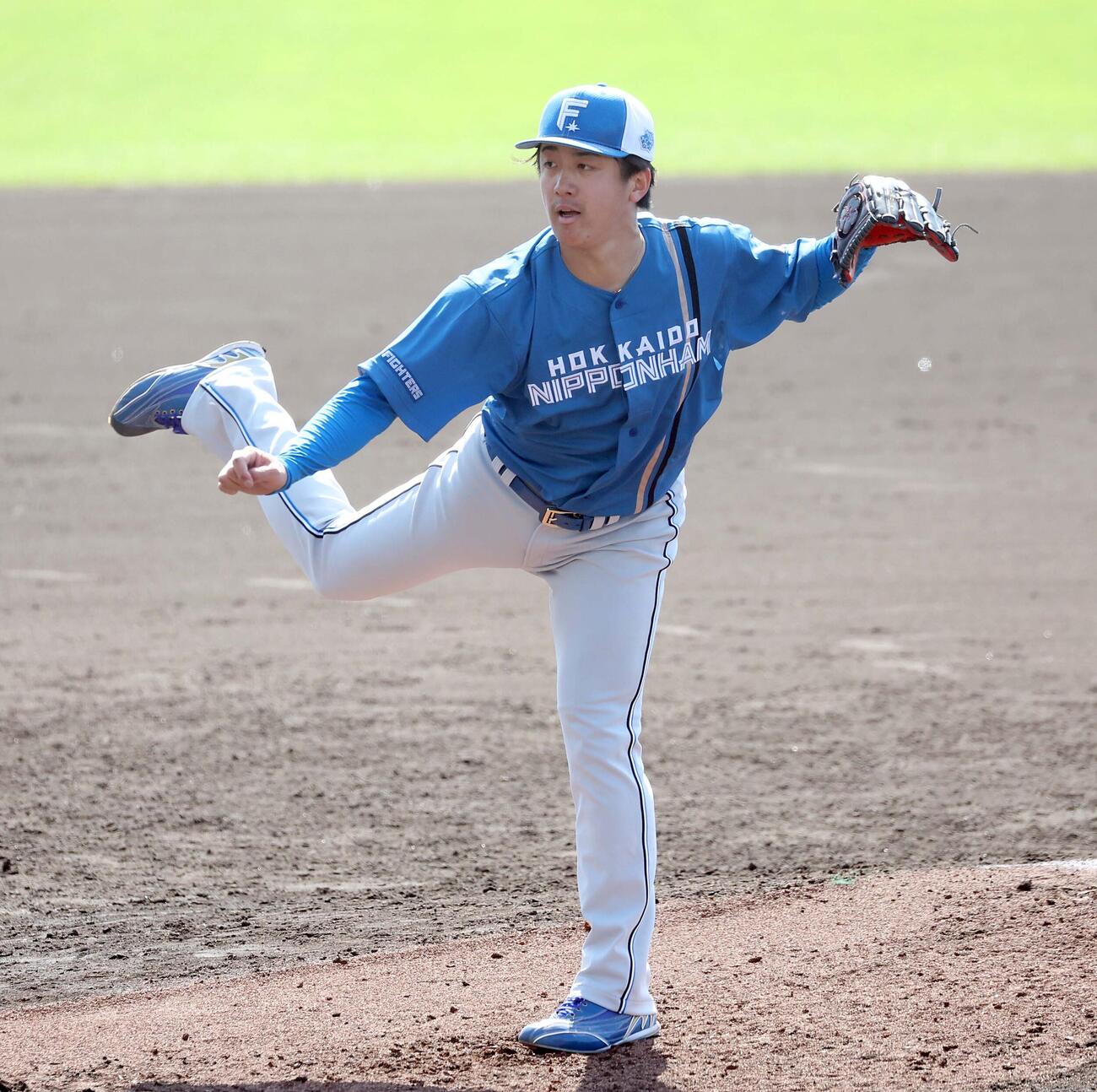 ライブ打撃で投球する日本ハム北山（撮影・黒川智章）