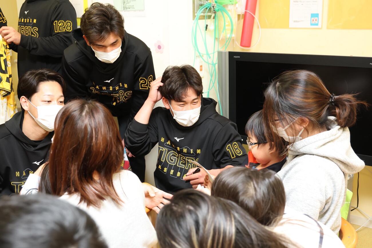 児童と笑顔で語り合う、左から木下、今朝丸、伊原