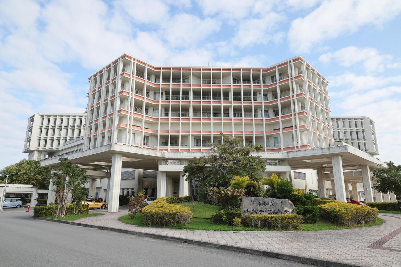 阪神の選手が訪問した沖縄県立南部医療センター・こども医療センター