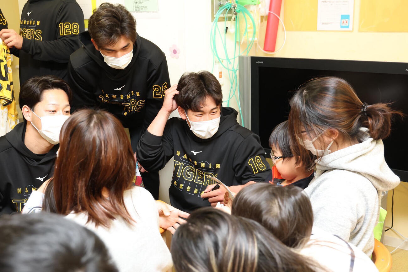 病院を訪問し、子どもたちと語り合う（左から）木下、今朝丸、伊原