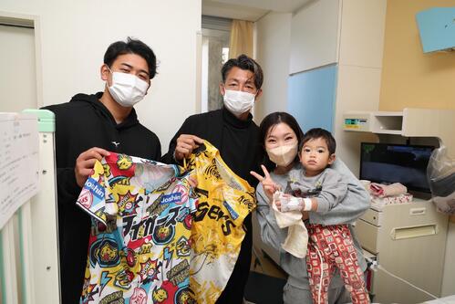 阪神】OB鳥谷敬氏が後輩たちと18年連続で沖縄の病院を訪問 子どもたち