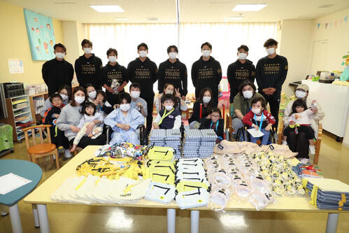 阪神】OB鳥谷敬氏が後輩たちと18年連続で沖縄の病院を訪問 子どもたち