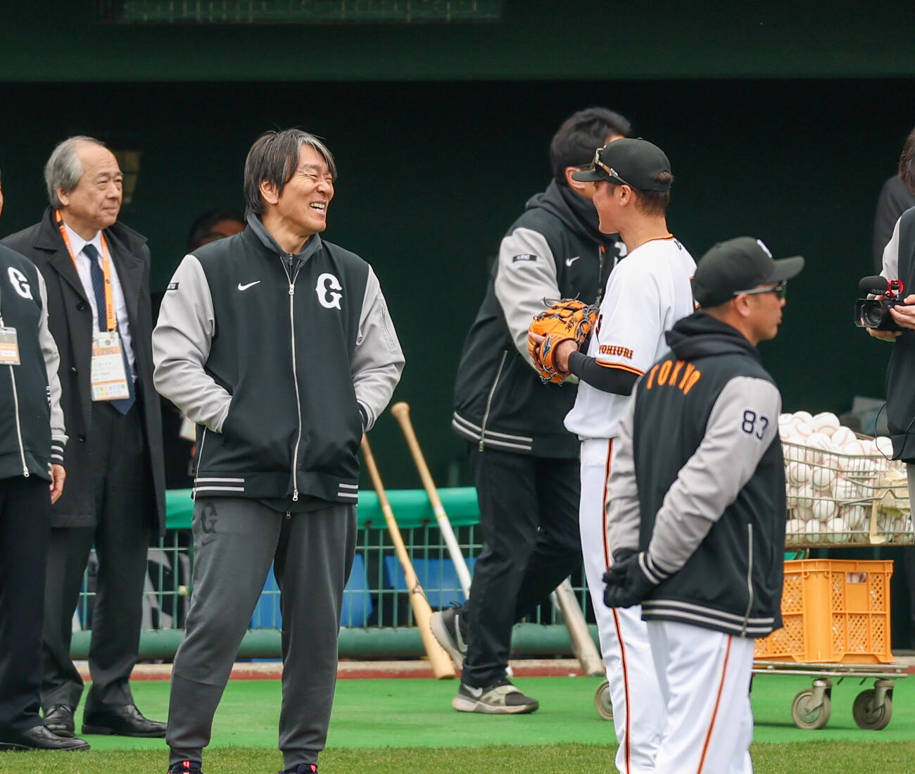 巨人坂本勇（右）と談笑する松井秀喜氏（撮影・増田悦実）