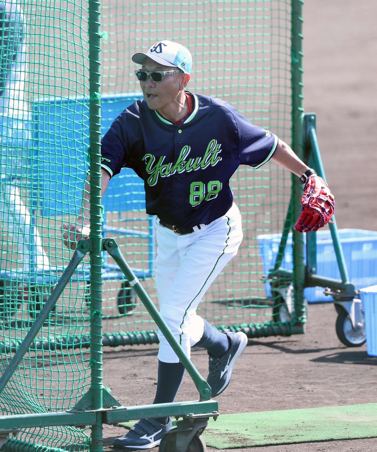 特打で打撃投手をするヤクルト池山監督（撮影・鈴木正人）　