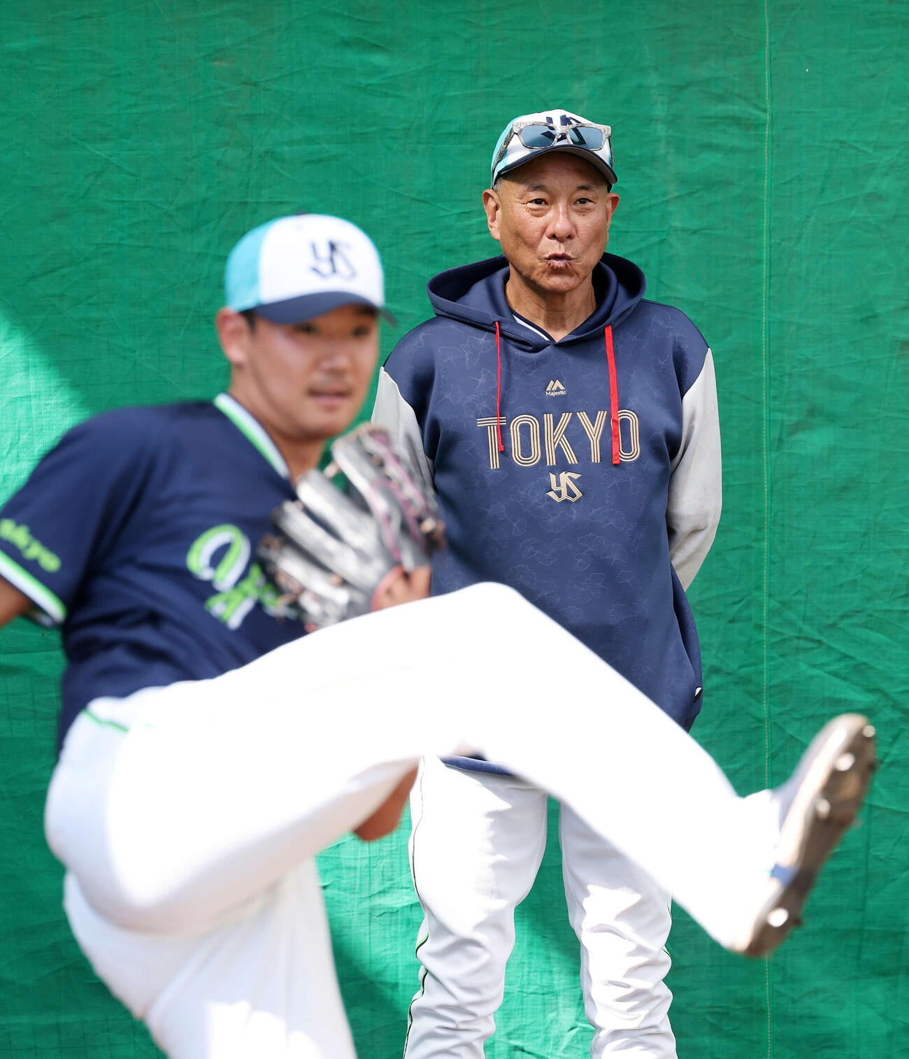 ブルペンで投球練習する奥川恭伸（左）を見つめる池山監督（撮影・鈴木正人）　