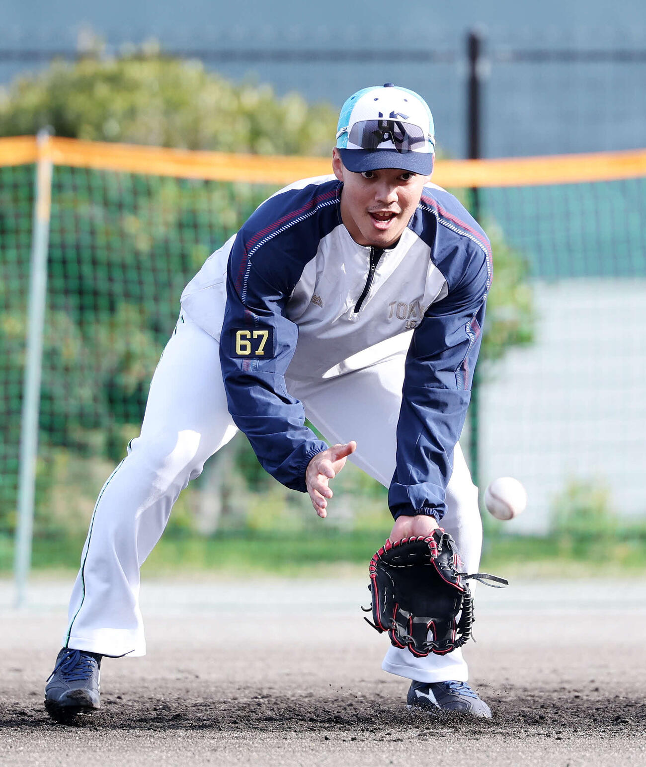 早出特守するヤクルト伊藤（撮影・鈴木正人）　