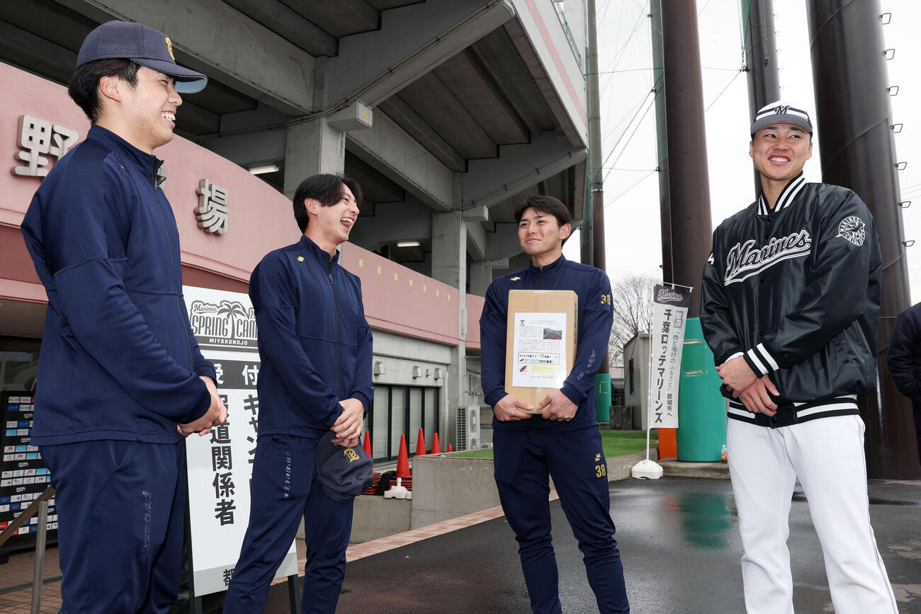 母校東海大九州野球部の学生と談笑するロッテ広池（撮影・宮地輝）