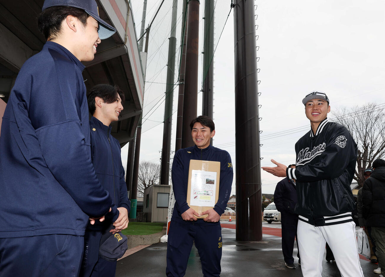 母校東海大九州野球部の学生と談笑するロッテ広池（撮影・宮地輝）