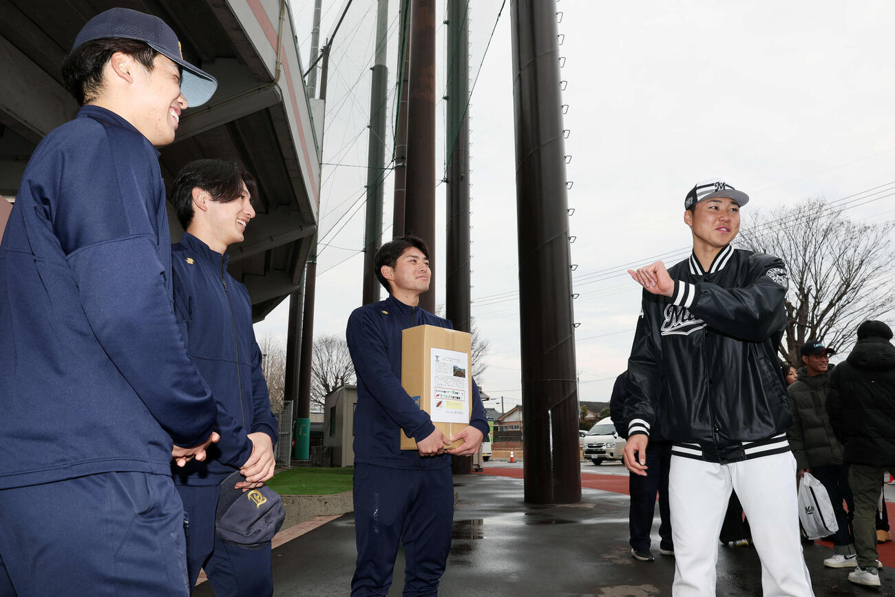 母校東海大九州野球部の学生と談笑するロッテ広池（撮影・宮地輝）