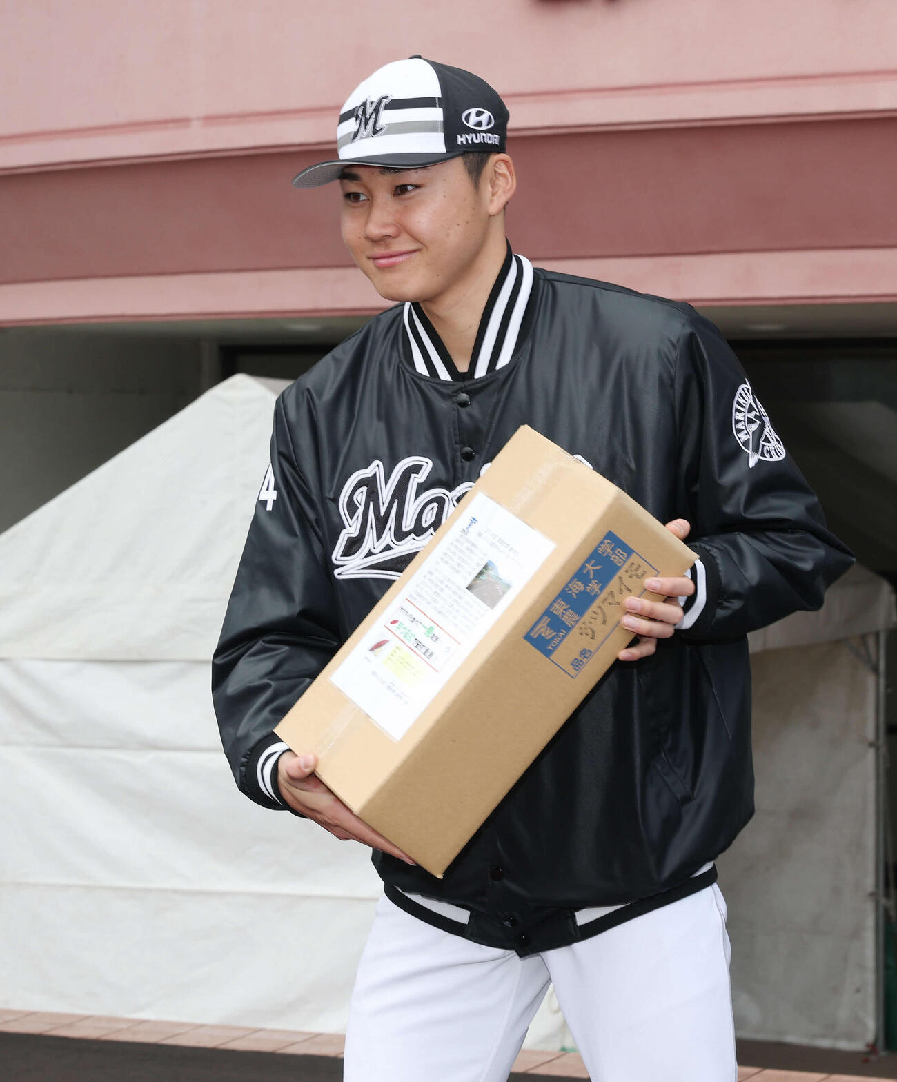 母校東海大九州農学部の学生が生産製造した加工食品や農作物を進呈されたロッテ広池（撮影・宮地輝）