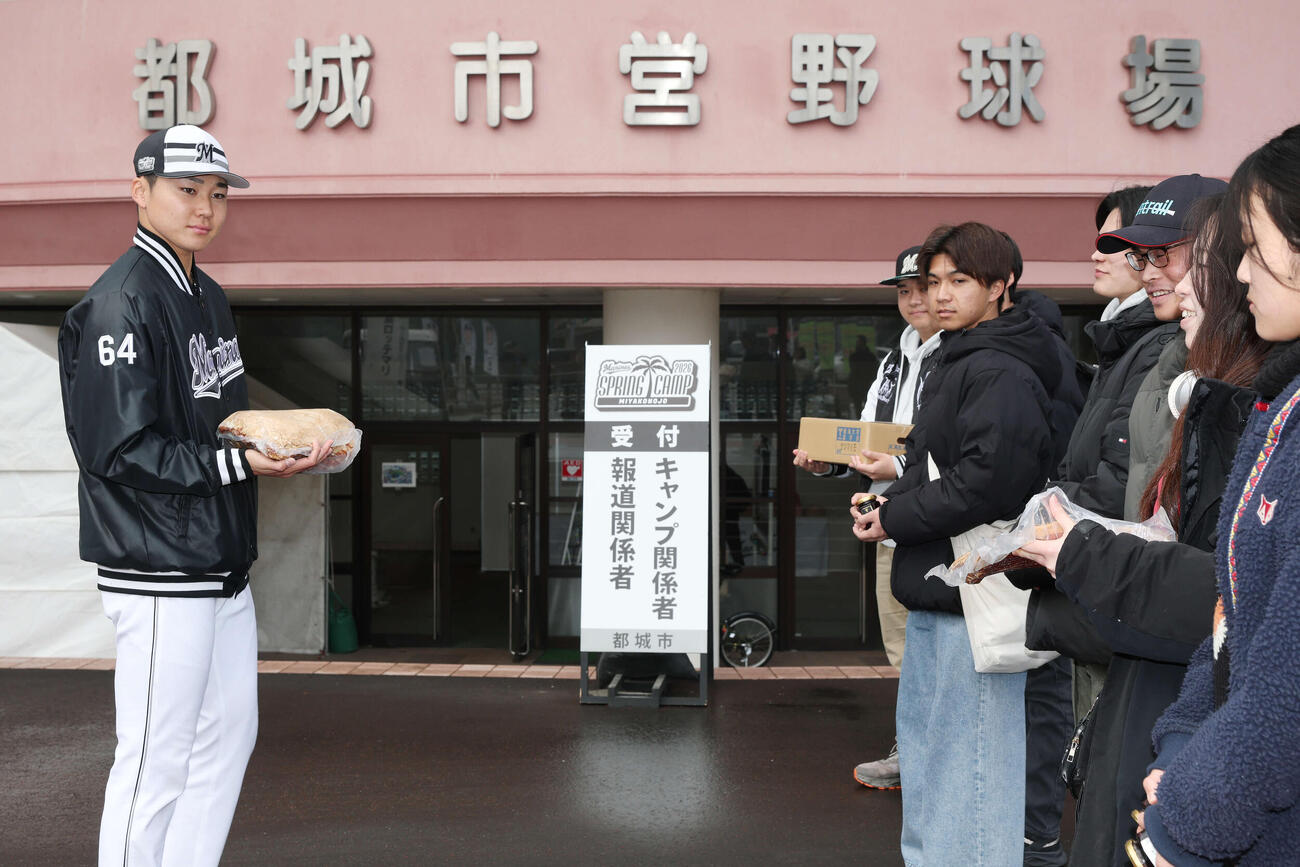 母校東海大九州農学部の学生が生産製造した加工食品や農作物を進呈されたロッテ広池（撮影・宮地輝）