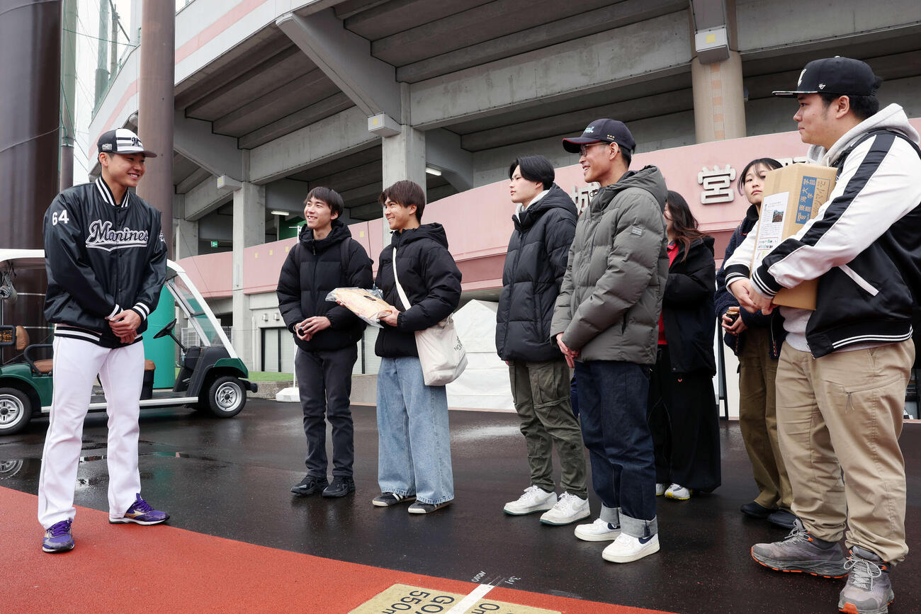 母校東海大九州農学部の学生が生産製造した加工食品や農作物を進呈され交流するロッテ広池（撮影・宮地輝）
