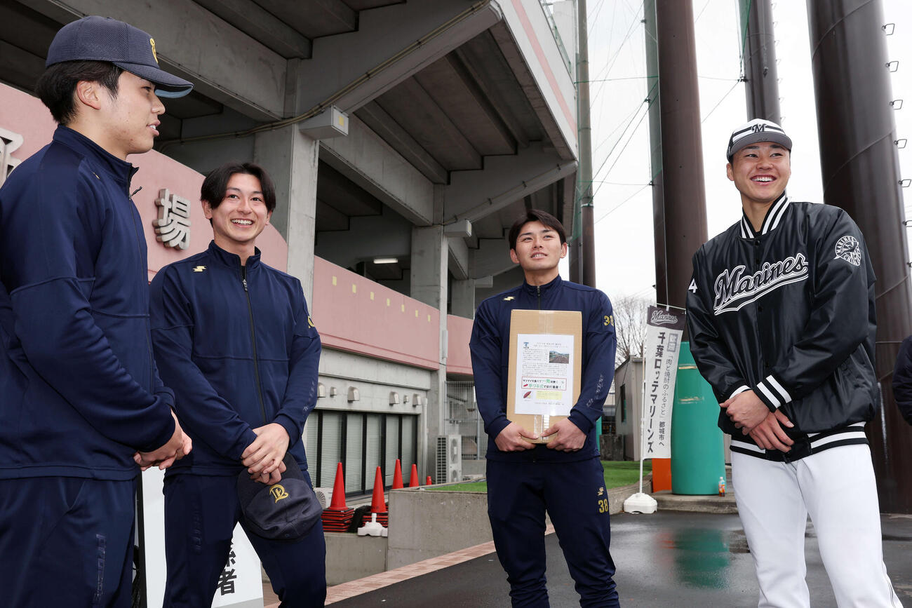 母校東海大九州野球部の学生と談笑するロッテ広池（撮影・宮地輝）