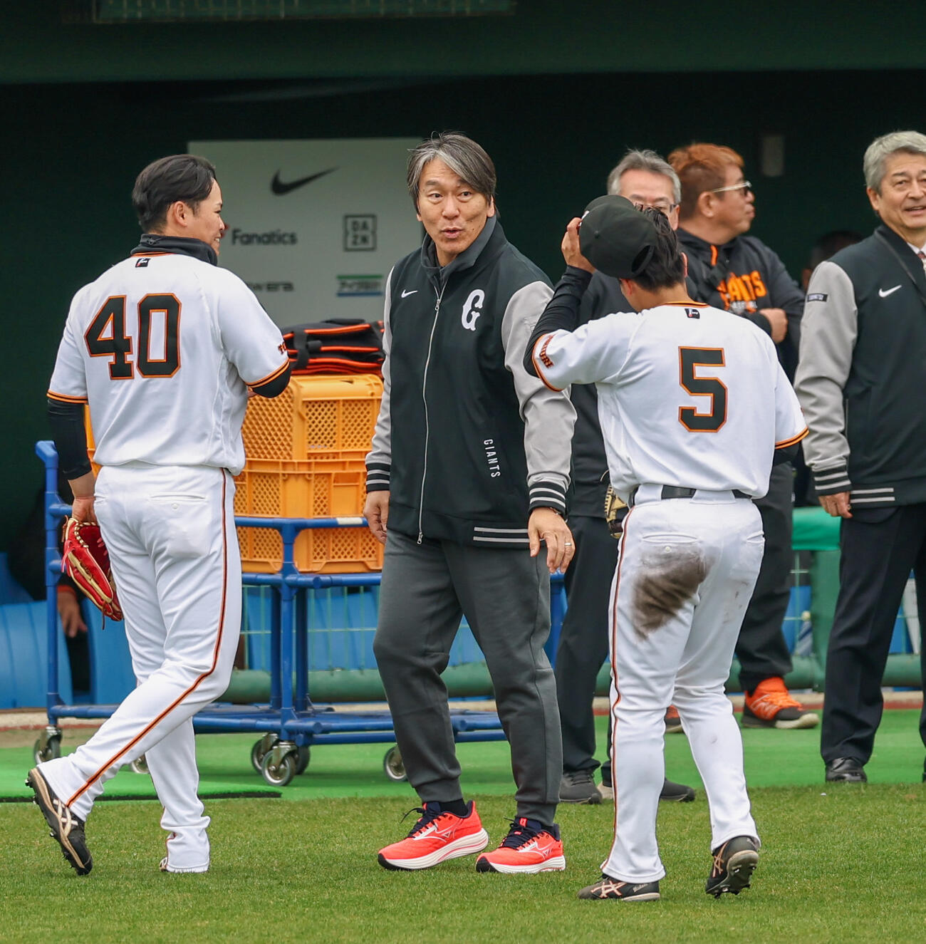 松井秀喜氏（中央）にあいさつする巨人中山（左）と門脇（撮影・増田悦実）