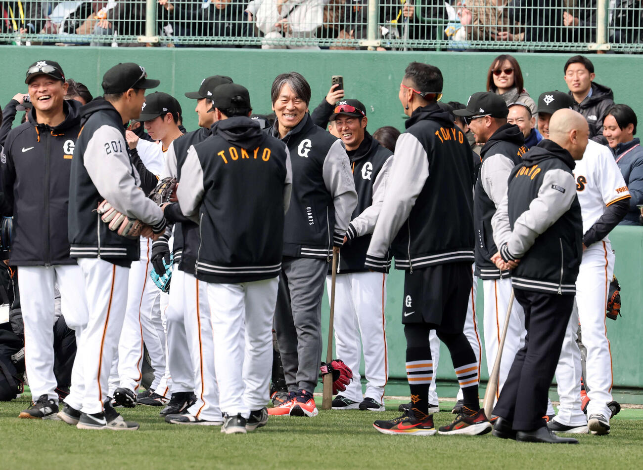 巨人キャンプの臨時コーチとして参加した松井秀喜氏（中央）は笑顔で選手にあいさつ（撮影・浅見桂子）