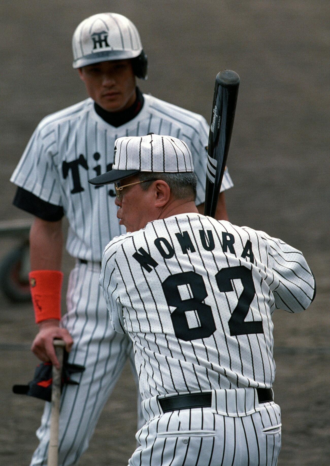 98年11月、秋季キャンプで新庄（奥）に打撃指導する野村監督