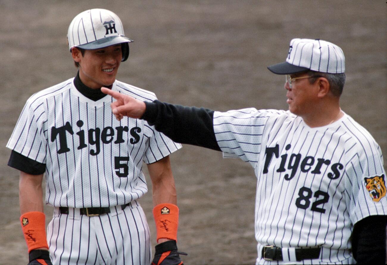 98年、秋季キャンプで新庄と話す野村監督