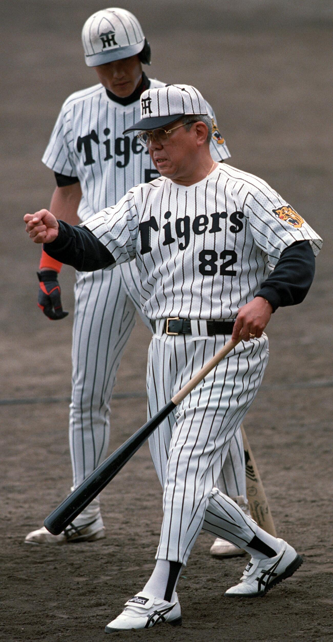 98年11月、秋季キャンプで新庄を指導する野村監督