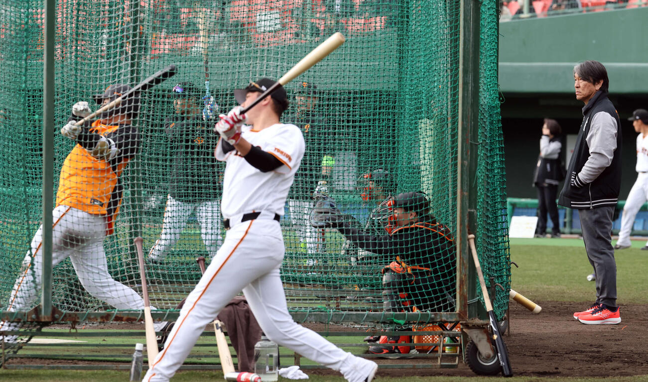 巨人石塚（左）の特打を見つめる松井臨時コーチ（右）。手前は坂本勇（撮影・浅見桂子）