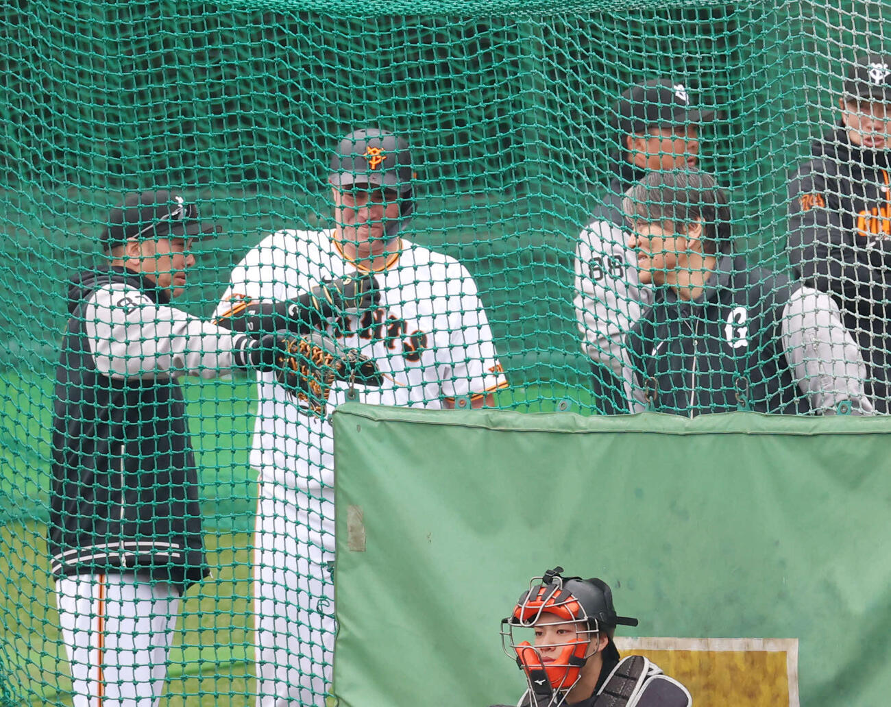 臨時コーチをする松井秀喜氏（右）と巨人阿部監督（左）と話をする巨人リチャード（撮影・増田悦実）