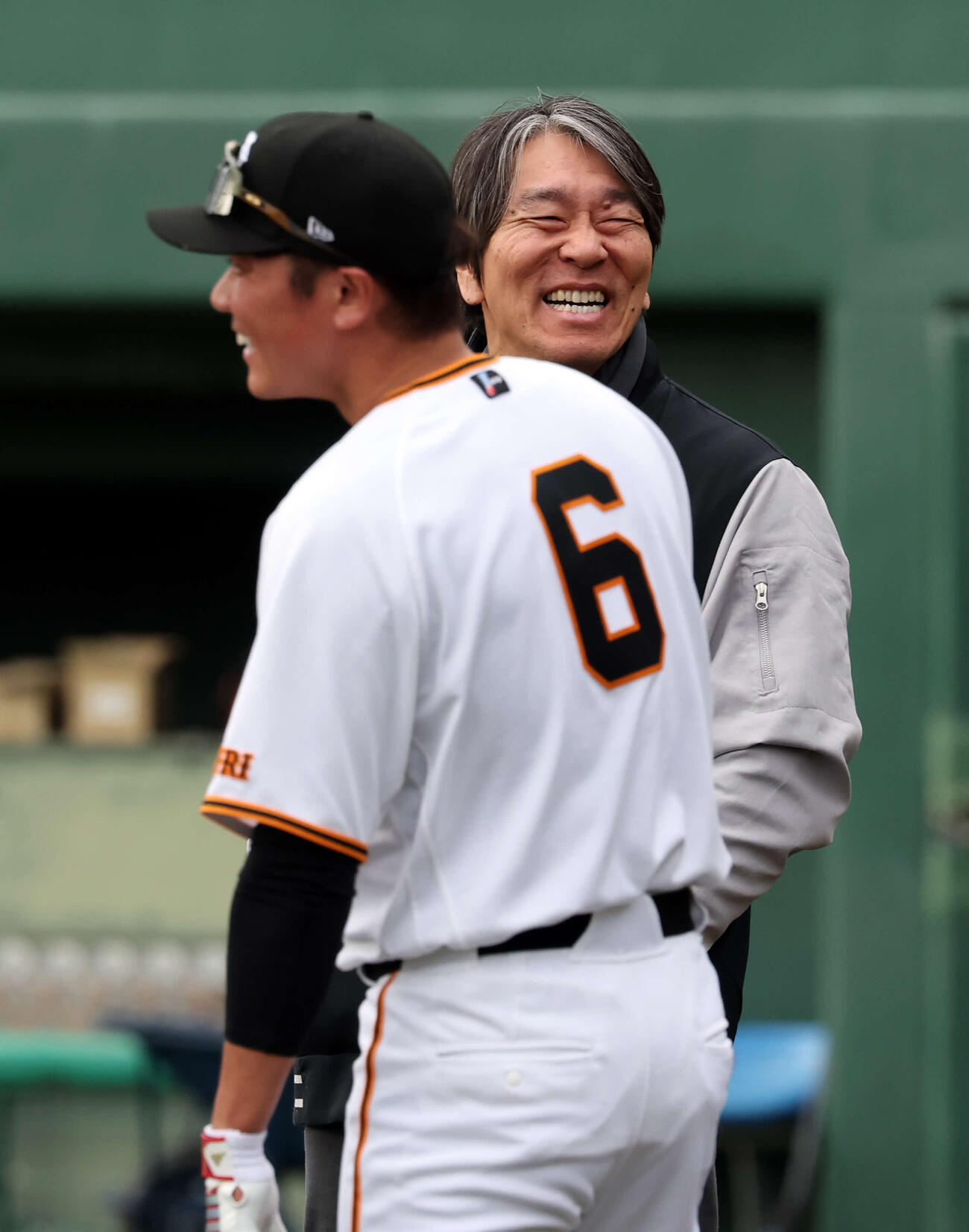巨人坂本勇（右）と談笑する松井秀喜臨時コーチ（撮影・浅見桂子）