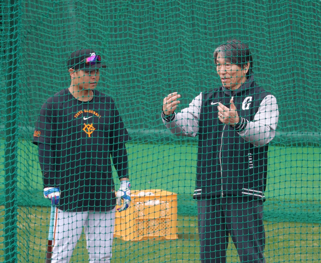 臨時コーチをする松井秀喜氏（右）にアドバイスをもらう巨人中山（撮影・増田悦実）