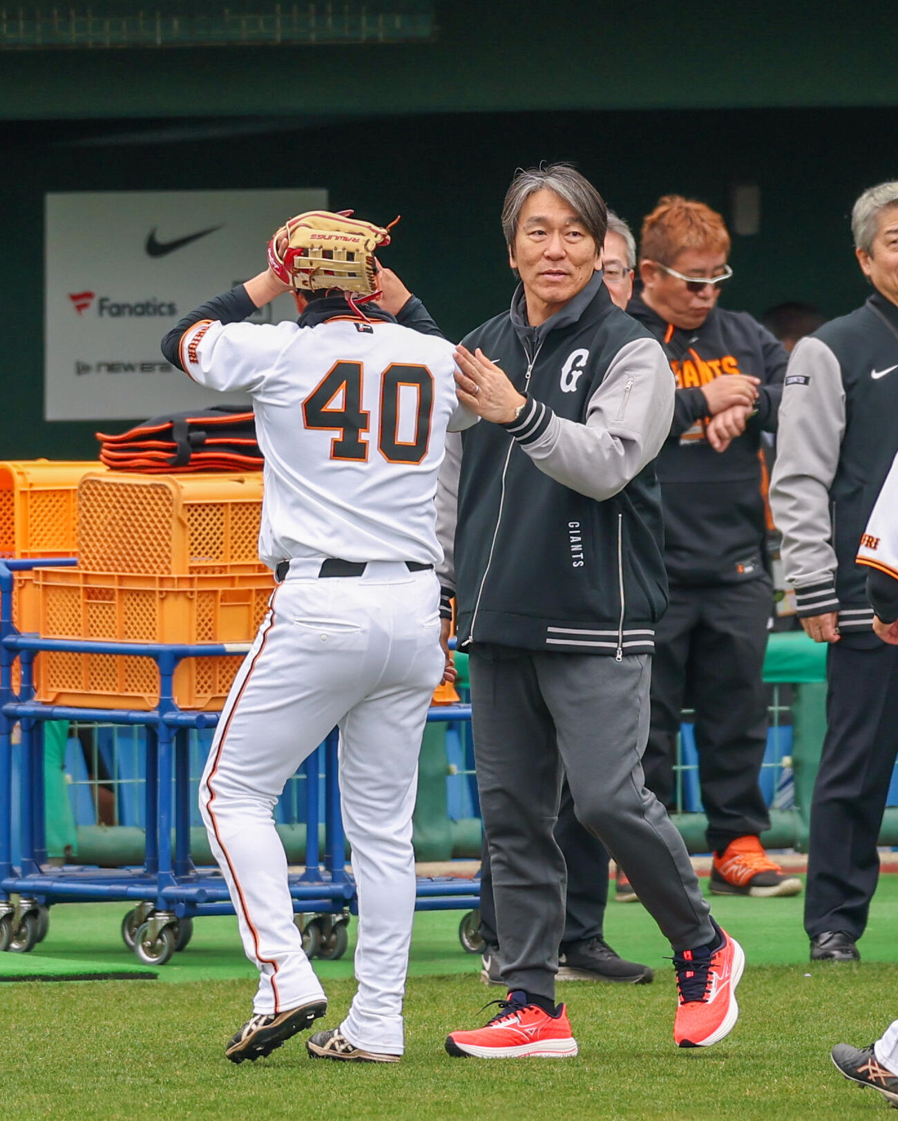巨人中山（左）を激励する松井秀喜氏（撮影・増田悦実）