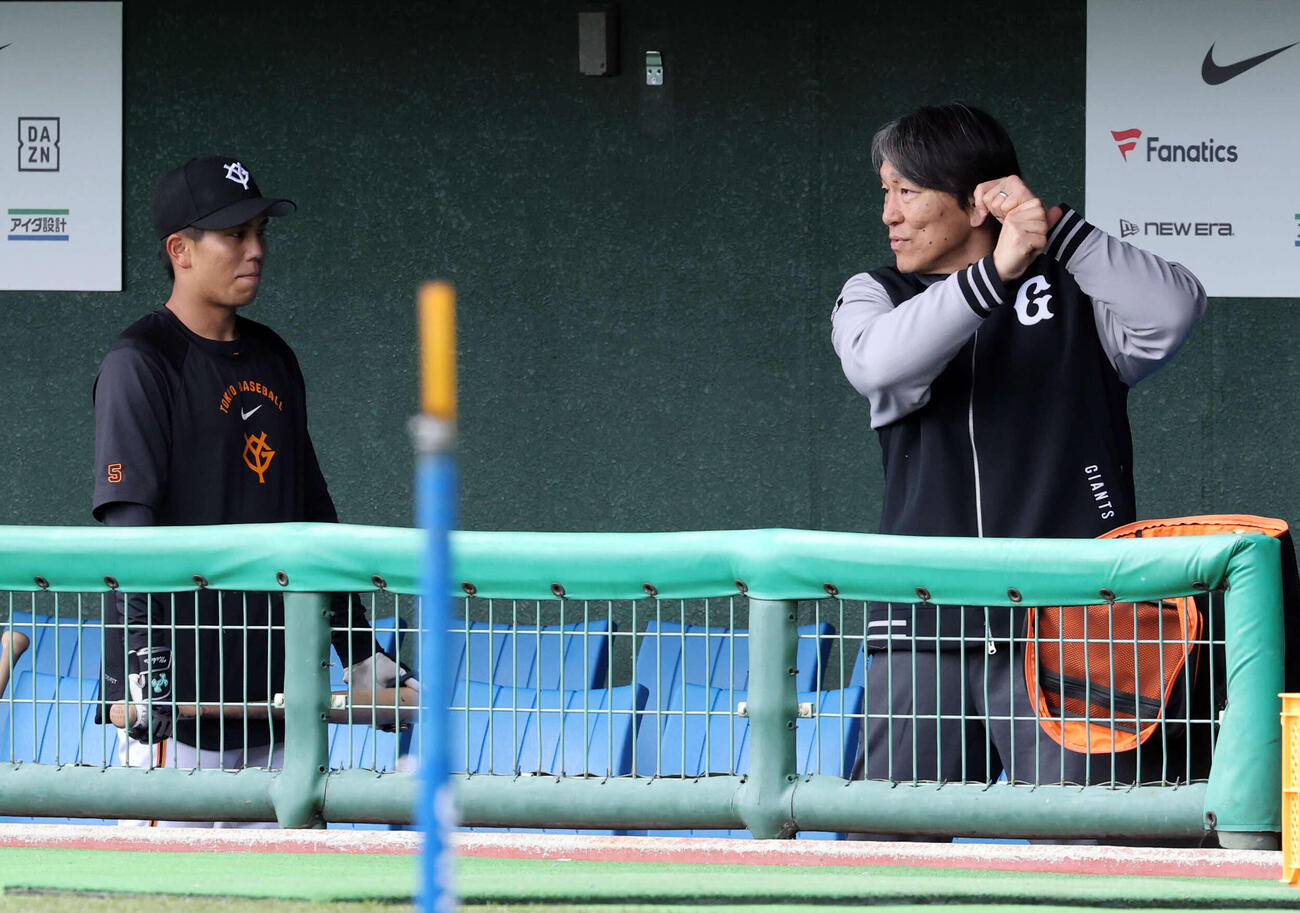 巨人門脇（左）は松井臨時コーチから教えを受ける（撮影・浅見桂子）