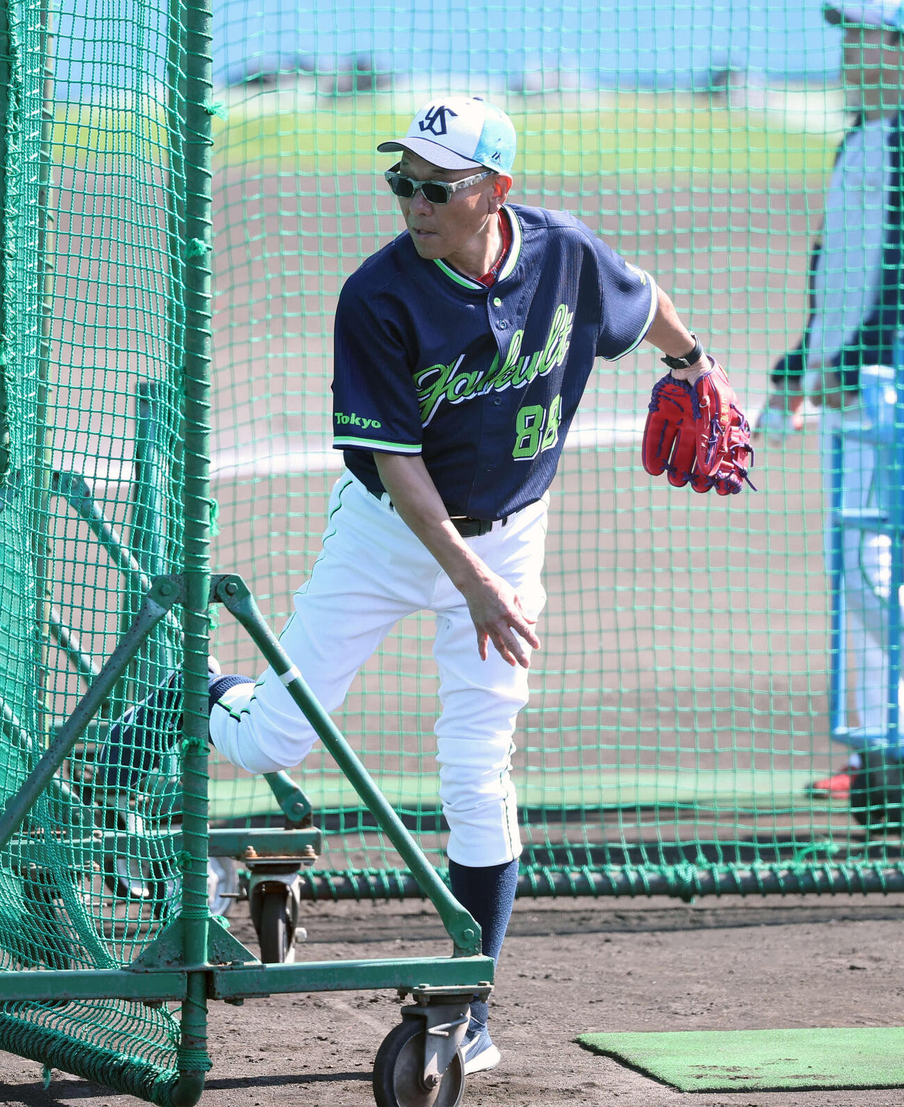 特打で打撃投手をするヤクルト池山監督（撮影・鈴木正人）　