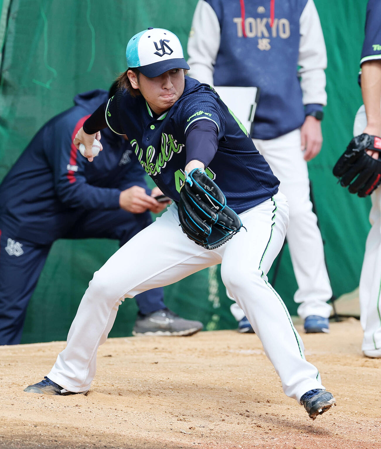 ブルペンで投球練習するヤクルト小沢（撮影・鈴木正人）　