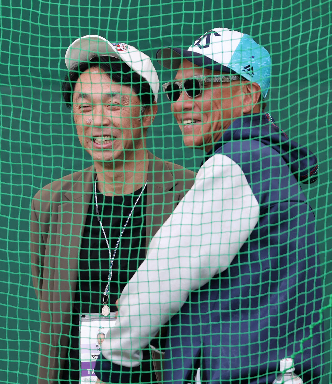ブルペンで会話する宮本氏（左）とヤクルト池山監督（撮影・鈴木正人）　