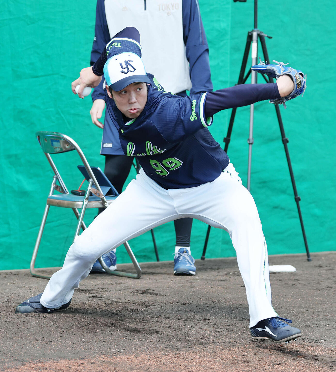 ブルペンで投球練習するヤクルト青柳（撮影・鈴木正人）　