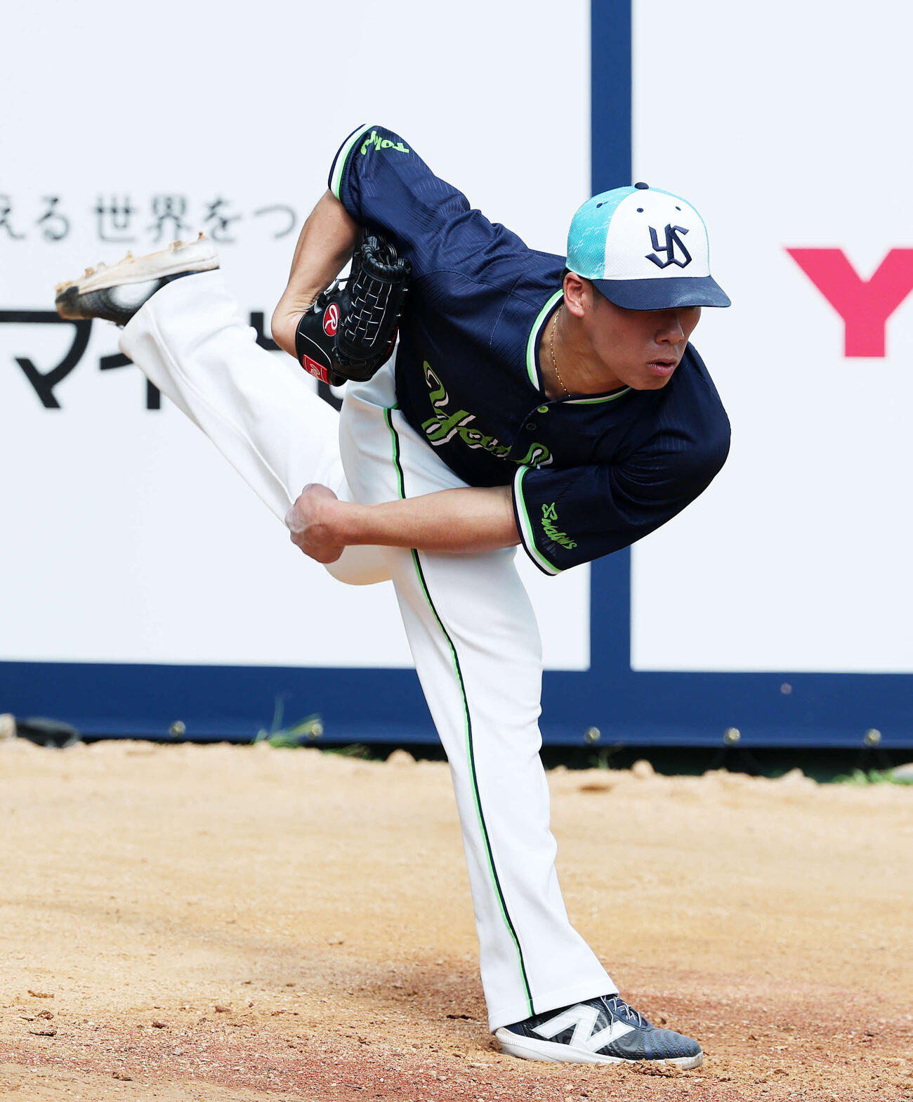 ブルペンで投球練習するヤクルト山野（撮影・鈴木正人）　