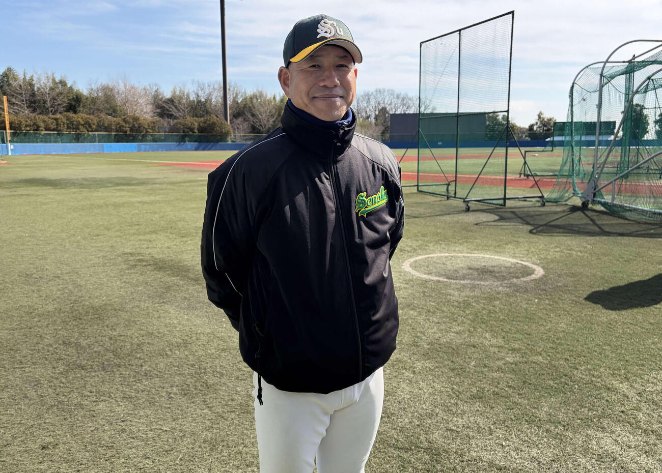 2月1日に母校、専大の監督に就任し、練習公開で笑顔を見せる町田新監督（撮影・保坂淑子）