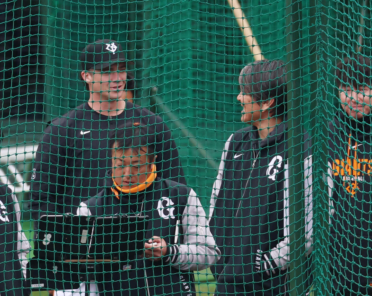 臨時コーチをする松井秀喜氏（右）と談笑する巨人ダルベック（撮影・増田悦実）