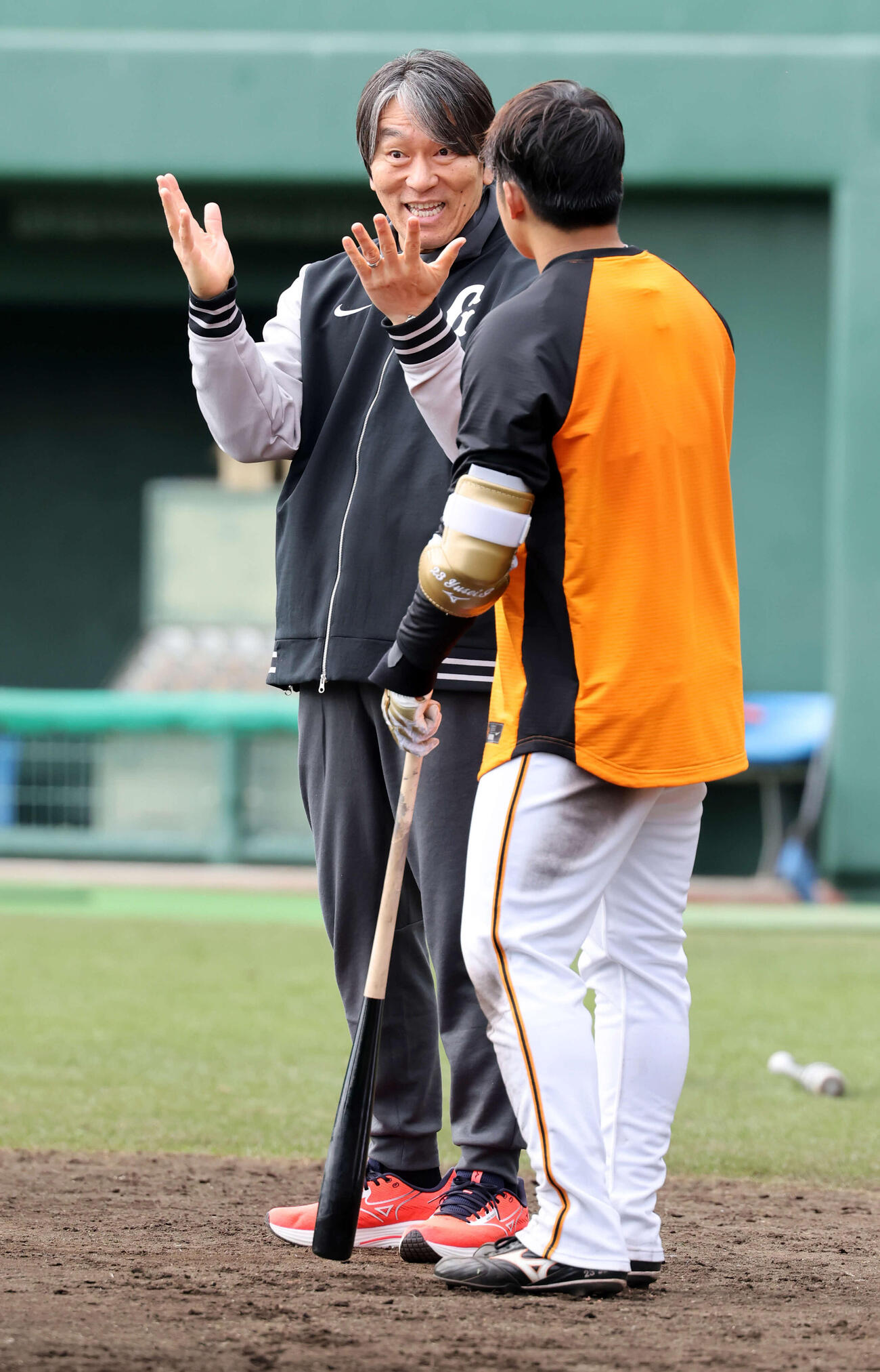 巨人石塚（右）は松井秀喜臨時コーチから指導を受ける（撮影・浅見桂子）