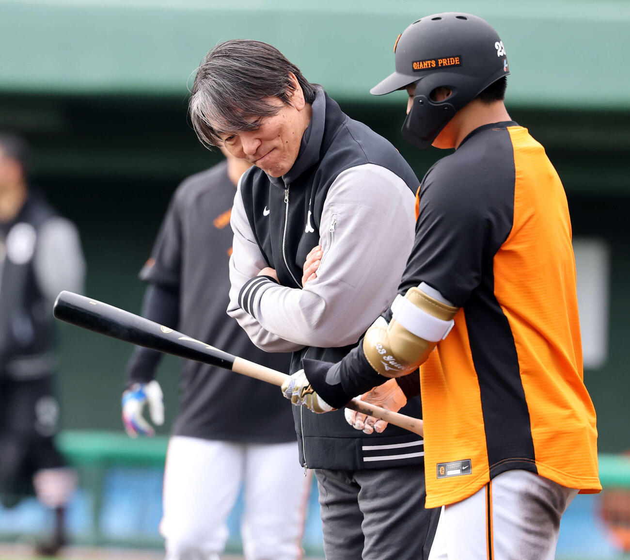 巨人石塚（右）は松井秀喜臨時コーチに指導を請う（撮影・浅見桂子）