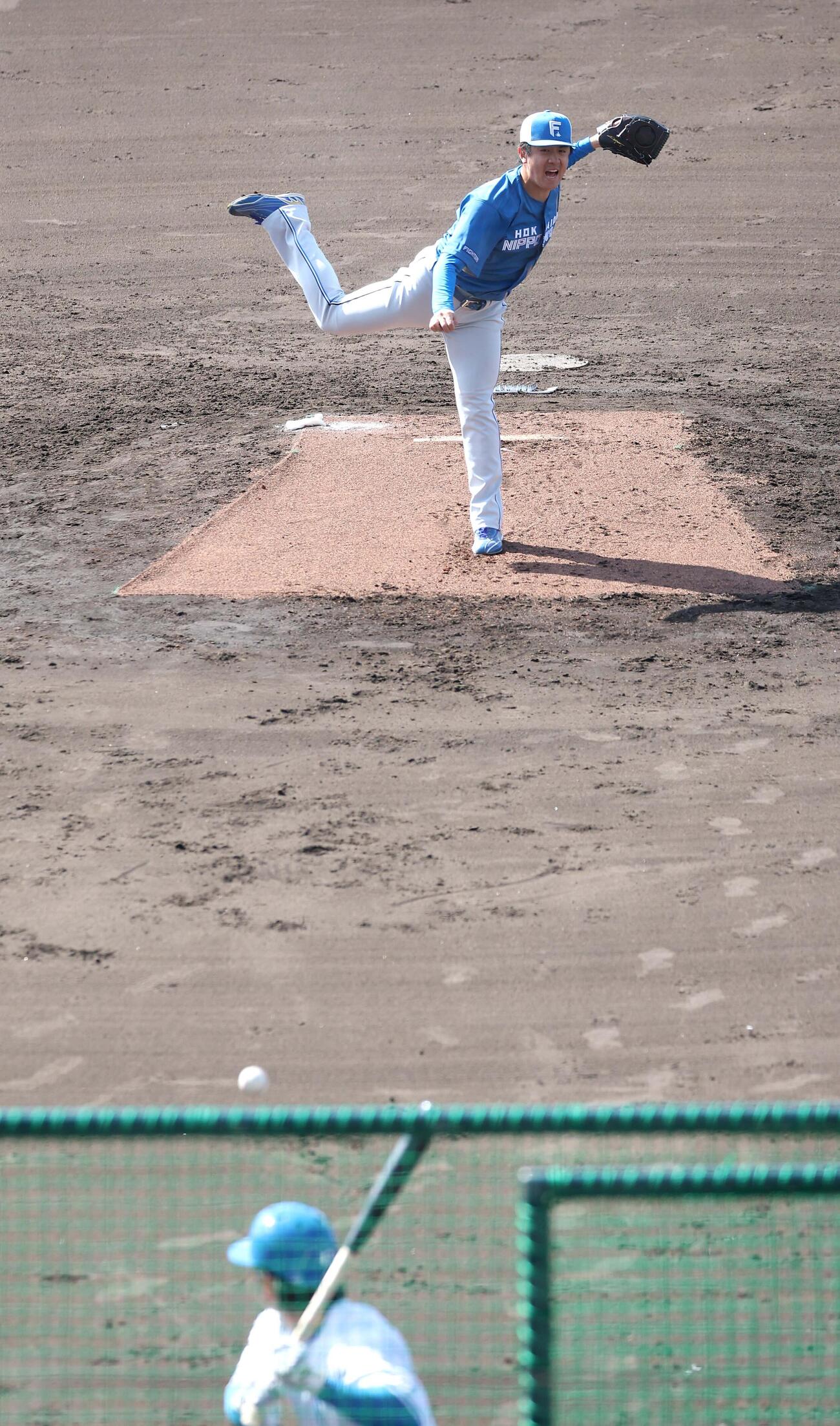 ライブ打撃で投球する日本ハム北山（撮影・黒川智章）