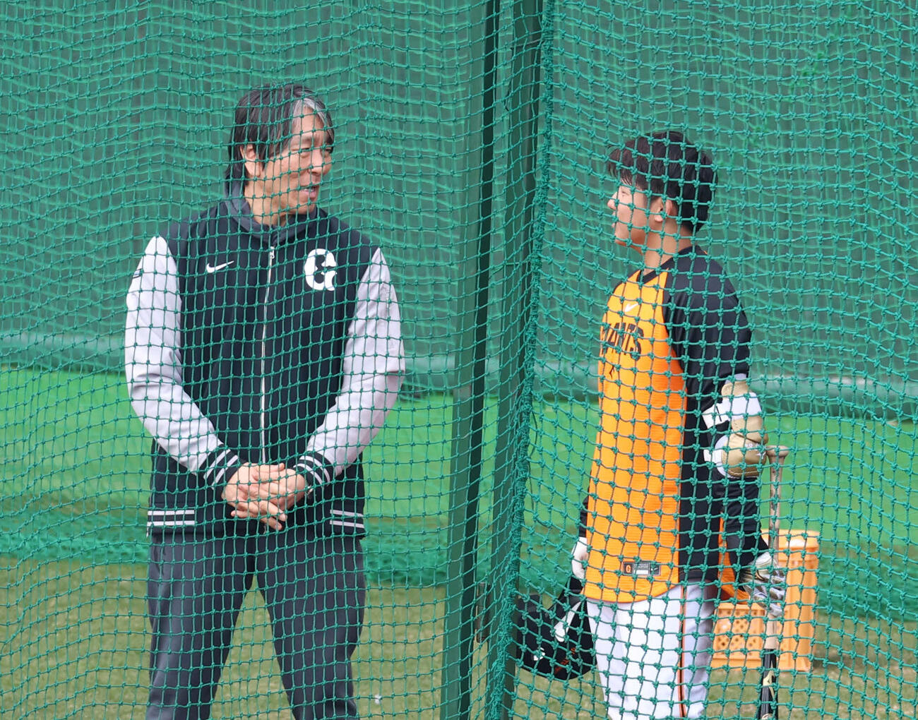 臨時コーチをする松井秀喜氏（左）にアドバイスをもらう巨人石塚（撮影・増田悦実）