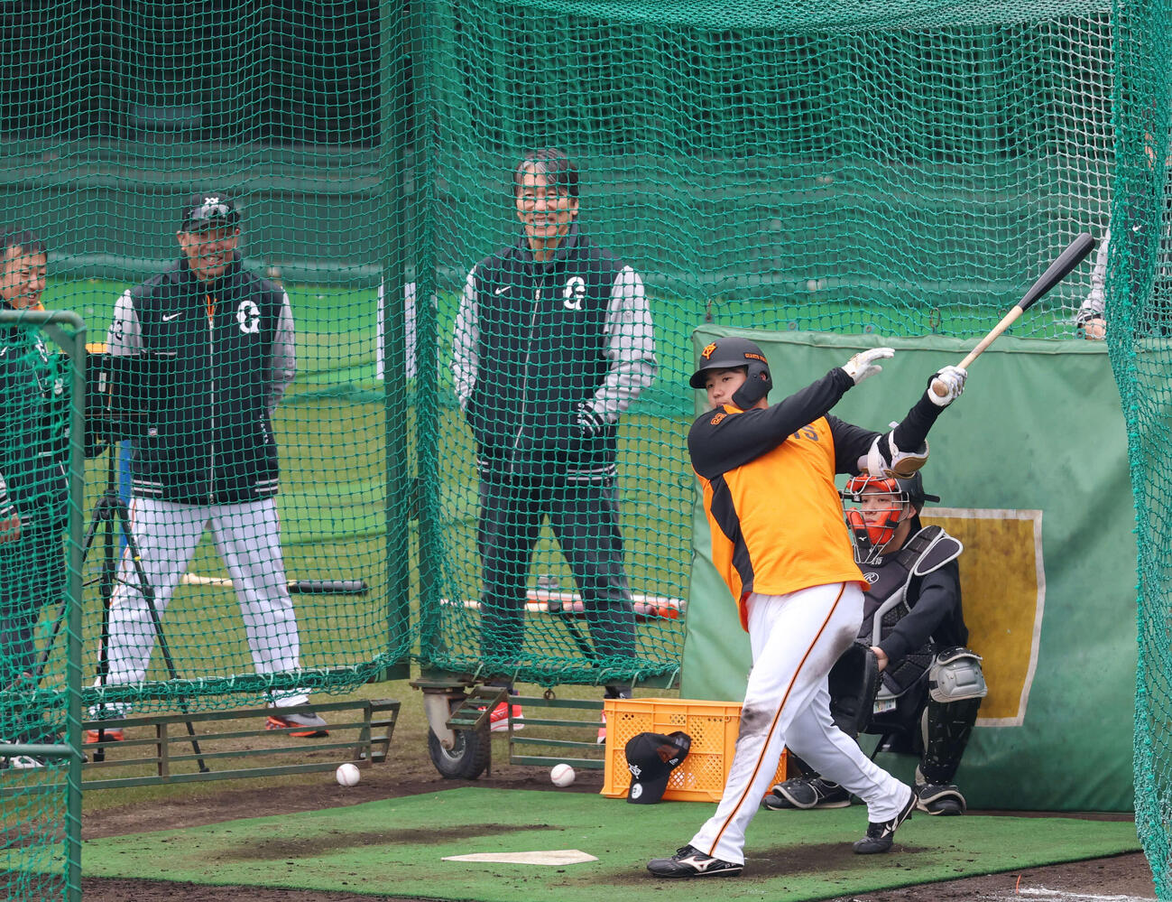 臨時コーチをする松井秀喜氏（中央）と巨人阿部監督（左）に見られながらフリー打撃をする巨人石塚（撮影・増田悦実）