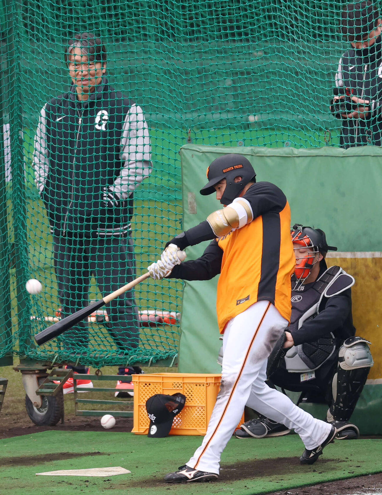 臨時コーチをする松井秀喜氏（左）に見られながらフリー打撃をする巨人石塚（撮影・増田悦実）