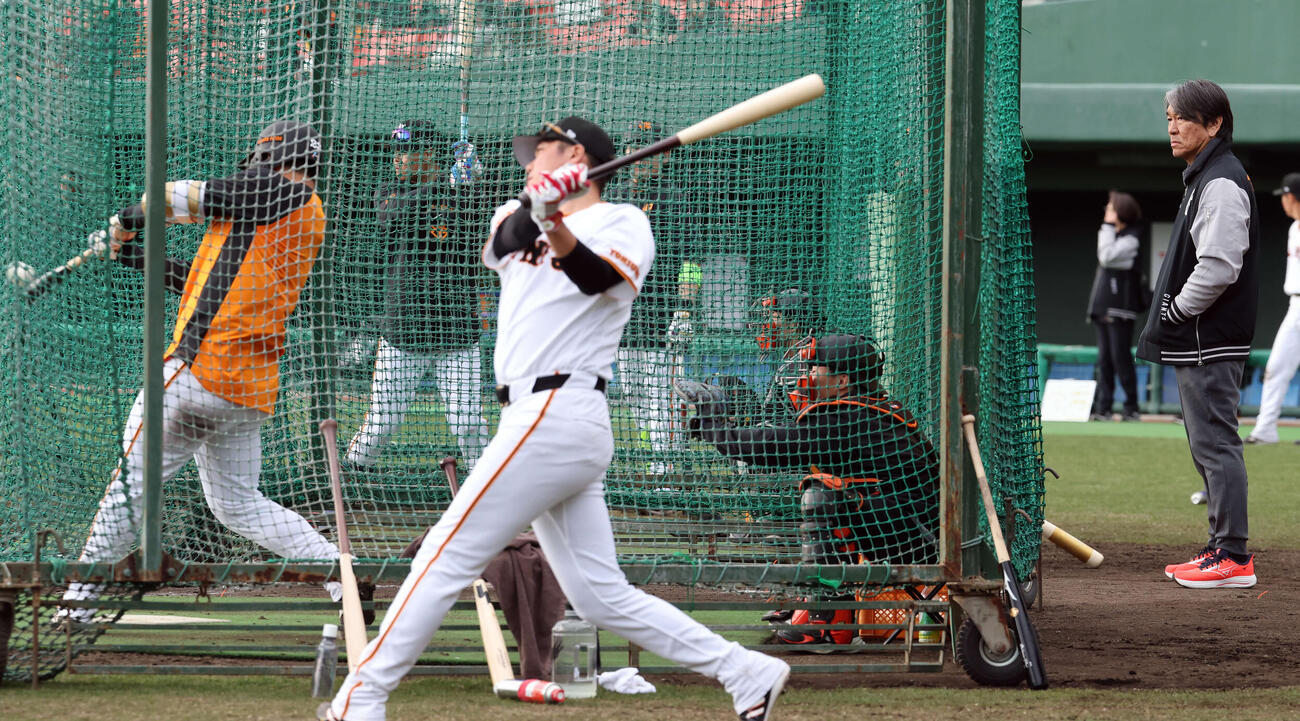 巨人石塚（左）の特打を見つめる松井臨時コーチ（右）。手前は坂本勇（撮影・浅見桂子）