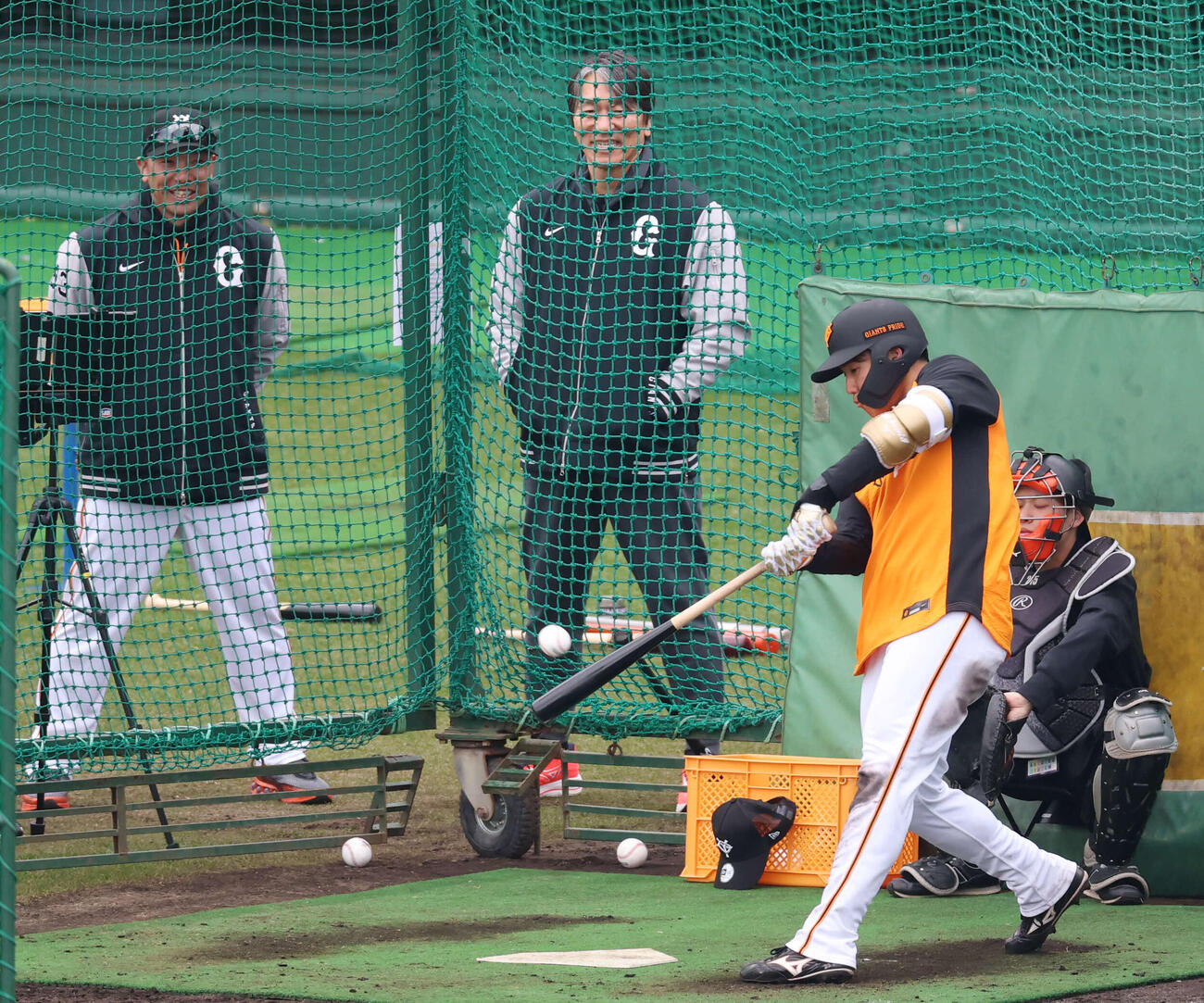 臨時コーチをする松井秀喜氏（中央）と巨人阿部監督（左）に見られながらフリー打撃をする巨人石塚（撮影・増田悦実）