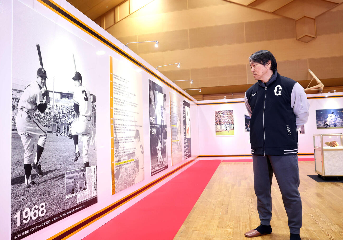 長嶋茂雄展を視察に訪れた巨人松井臨時コーチ（撮影・浅見桂子）