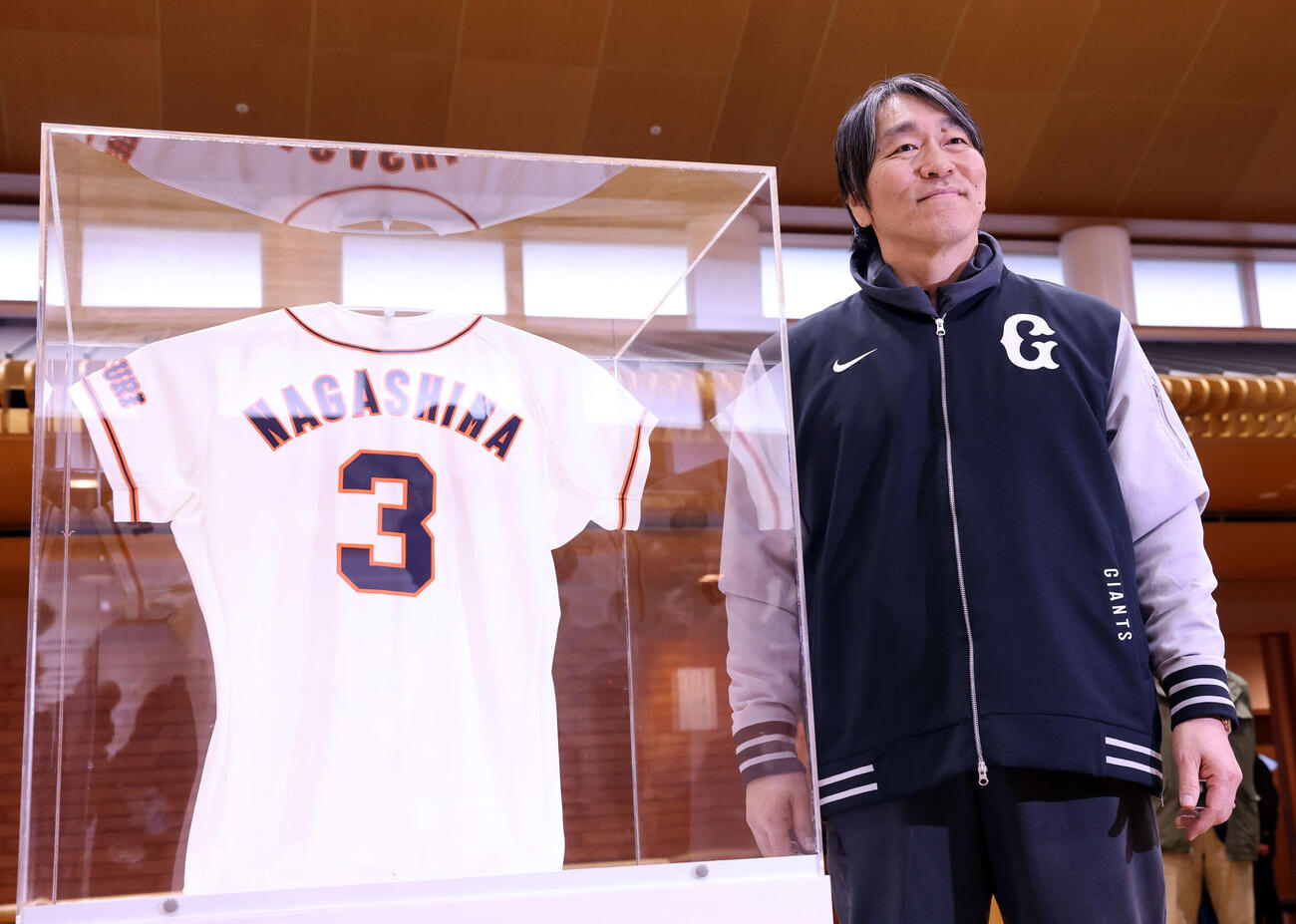 長嶋茂雄展を訪れ、ユニホームの横で笑顔の巨人松井臨時コーチ（撮影・浅見桂子）