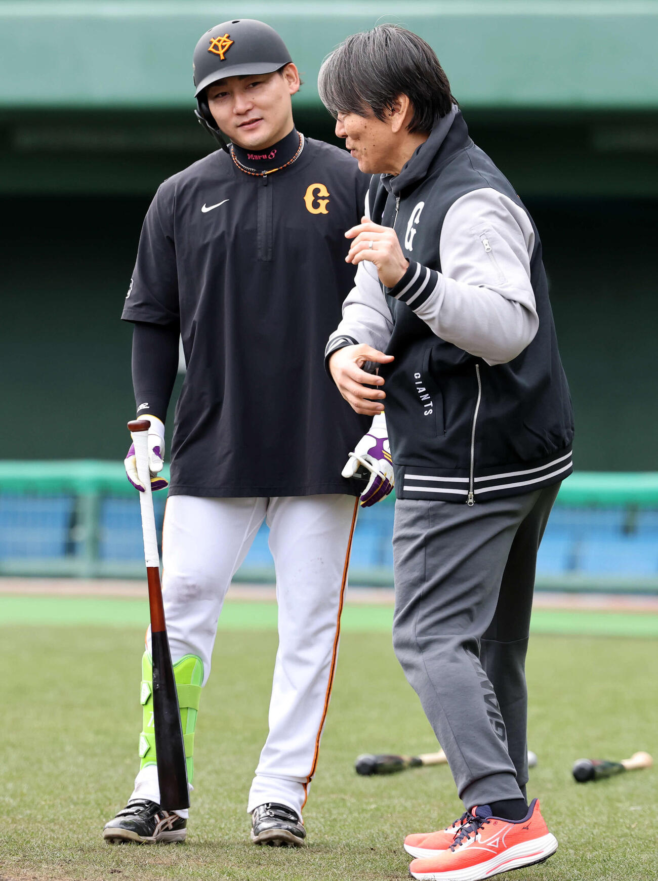 巨人丸（左）は松井臨時コーチから教えを受ける（撮影・浅見桂子）